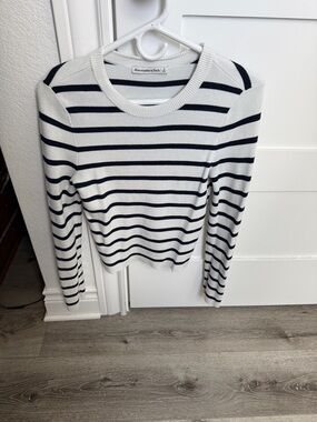 Abercrombie & Fitch White and Navy Striped Long Sleeve Crewneck